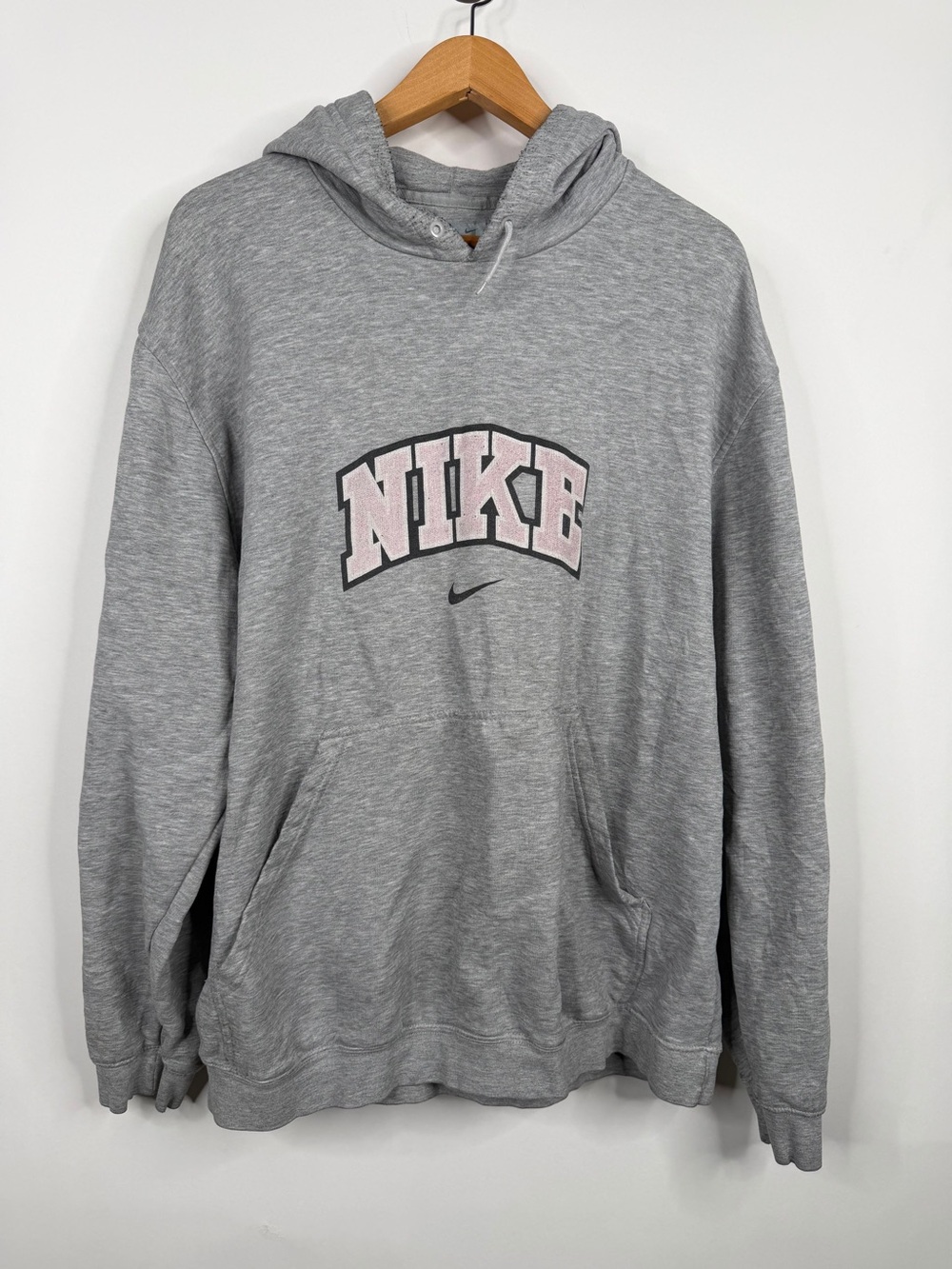 Nike Men’s Light Gray Hoodie with Pink NIKE